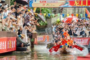 巴雷拉本场数据：4脚关键传球，贡献1拦截4抢断，评分7.9全场最高